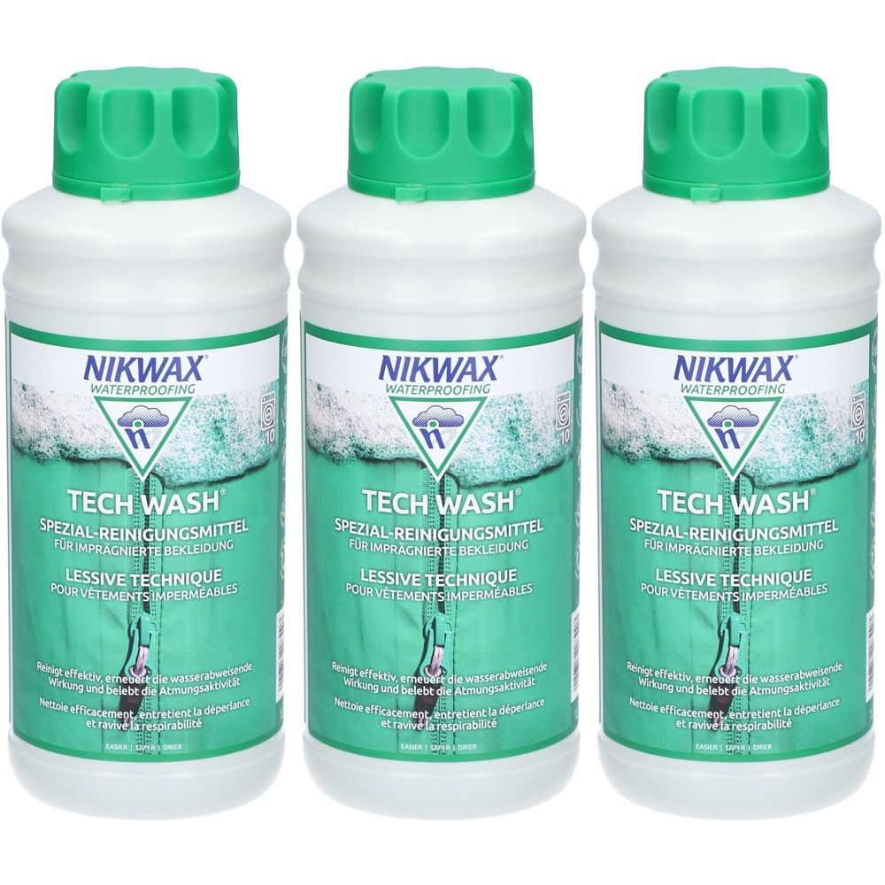 Drei Flaschen mit grünem Deckel und weißem Körper. Aufschrift: Nikwax Tech Wash, Reinigungsmittel für wasserdichte Kleidung.