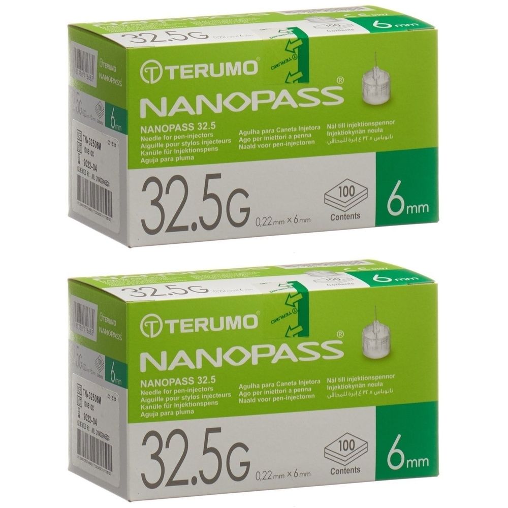 Zwei grüne Schachteln mit der Aufschrift TERUMO NANOPASS. Auf jeder Schachtel steht 32,5G, 0,22x6mm und 100 Stück.