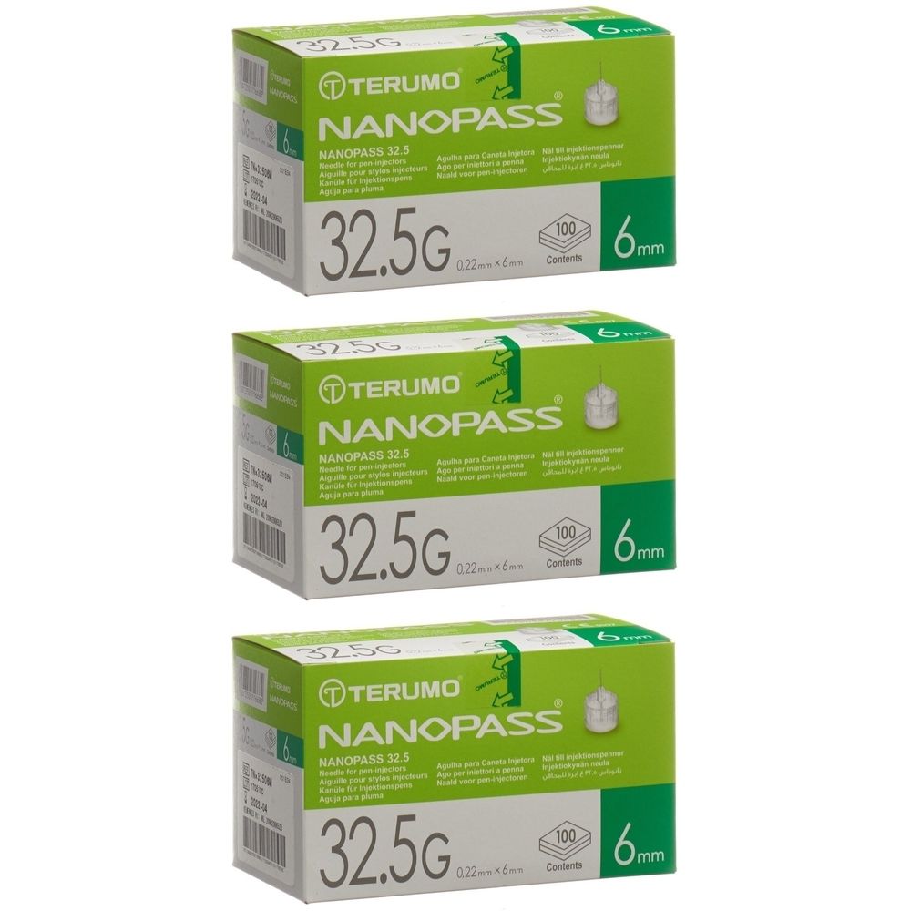 Drei grüne Kartons mit der Aufschrift TERUMO NANOPASS 32.5G. Auf jedem Karton steht 100 Stück und 6 mm.