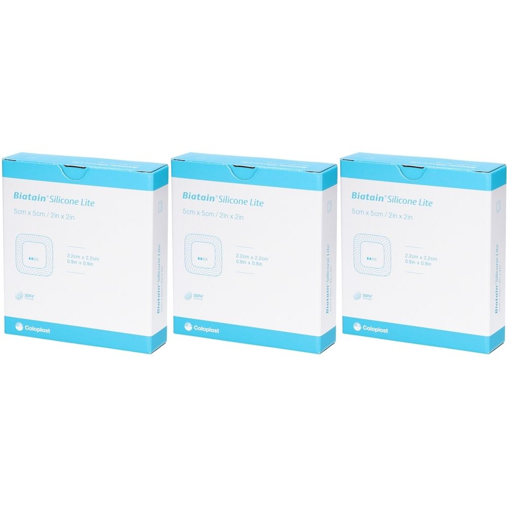 Drei Schachteln Biatain Silicone Lite. Aufschrift: 5x5 cm. Blaue und weiße Verpackung mit Produktlogo und Herstellerlogo Coloplast.