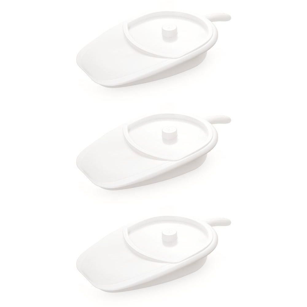 Trois bassins de lit blancs avec couvercles. Chaque bassin a une forme ovale, un couvercle et une poignée.