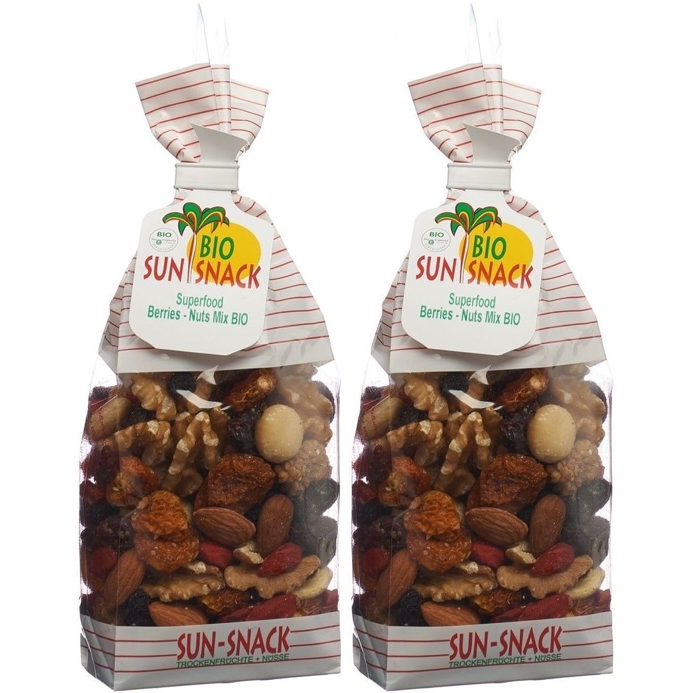 Zwei transparente Beutel mit Superfood-Beeren-Nuss-Mix. Aufdruck: BIO SUN SNACK. Mit weiß-rot gestreifter Schleife und Anhänger.