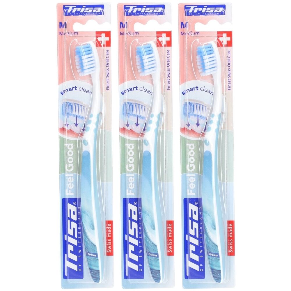 Trois brosses à dents emballées. Marque Trisa, modèle Feel Good Smart Clean, medium. Soies et manche bleus.