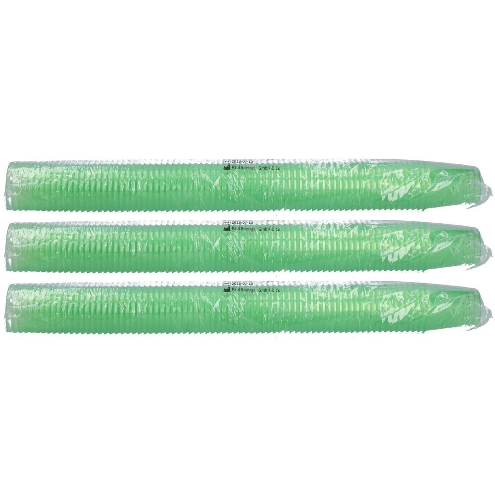 Trois gobelets à médicaments verts, emballés dans du film plastique. Impressions visibles. Structure ondulée.