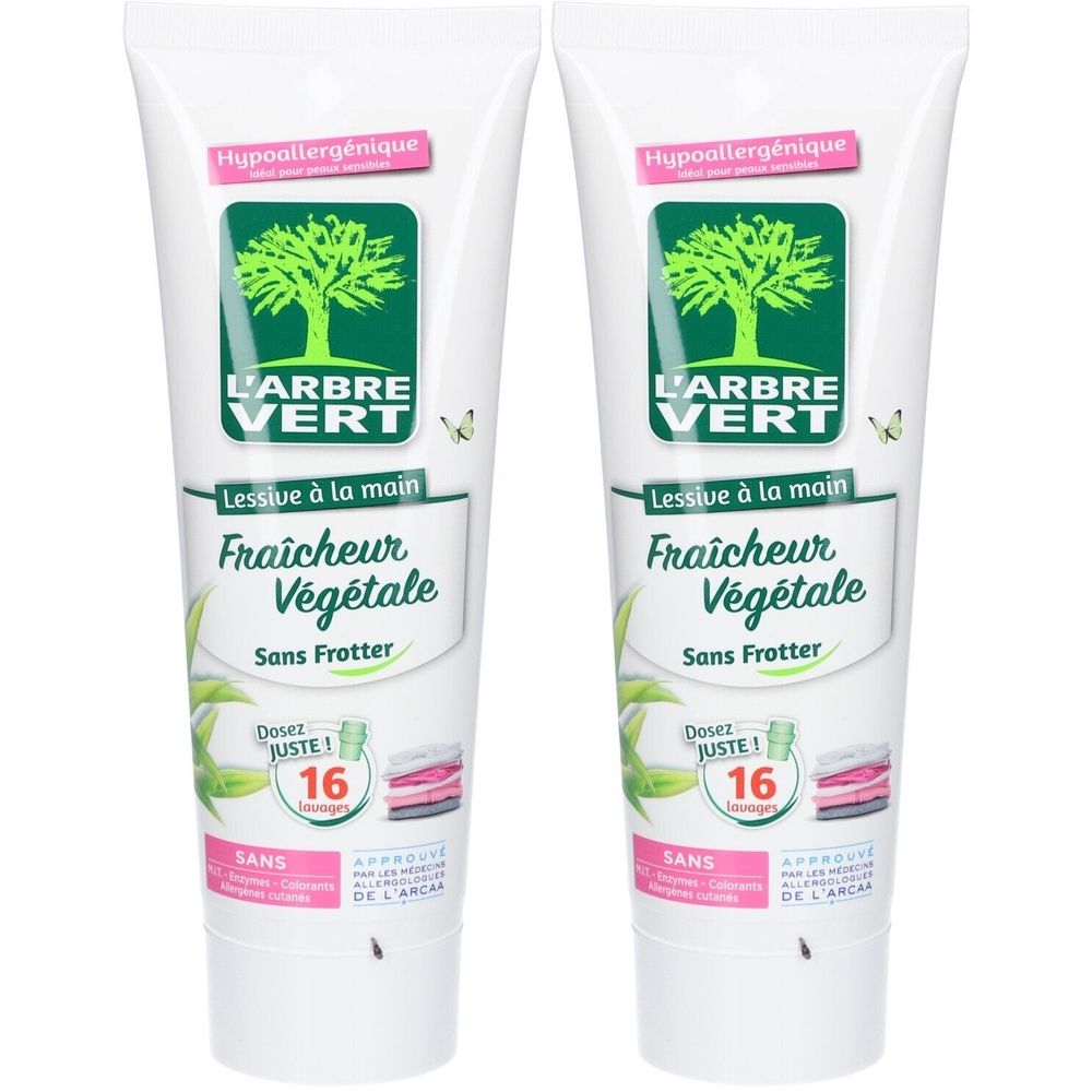 Deux tubes de lessive à la main. Blancs, avec logo vert et texte. Inscriptions: L'Arbre Vert, Fraîcheur Végétale, Sans Frotter, Hypoallergénique.