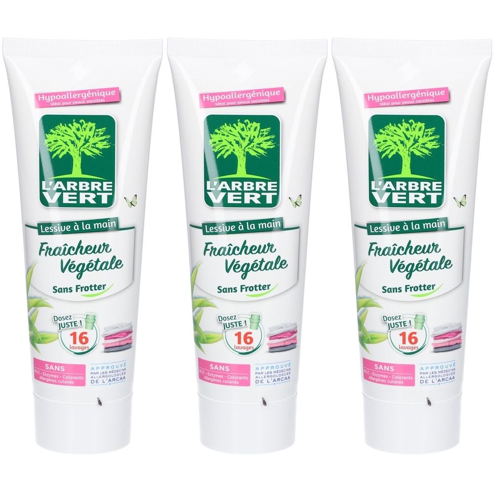 Trois tubes de lessive pour les mains. Blanc, avec des éléments verts et roses. Texte: L'Arbre Vert, Fraîcheur Végétale, Sans Frotter, hypoallergénique.