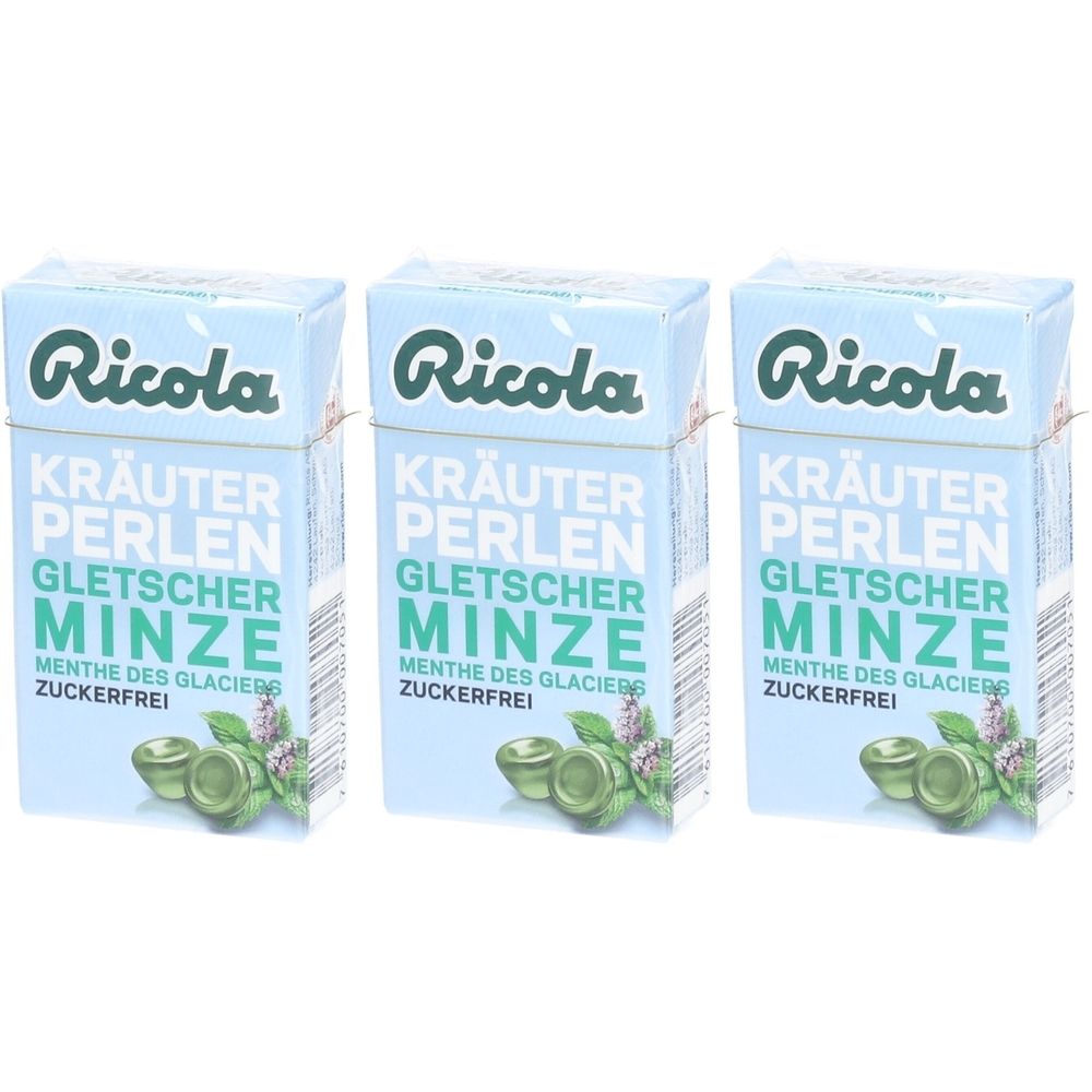 Trois boîtes de "Ricola Kräuter Perlen Gletscherminze". Emballage bleu clair avec nom du produit, herbes et bonbons représentés.