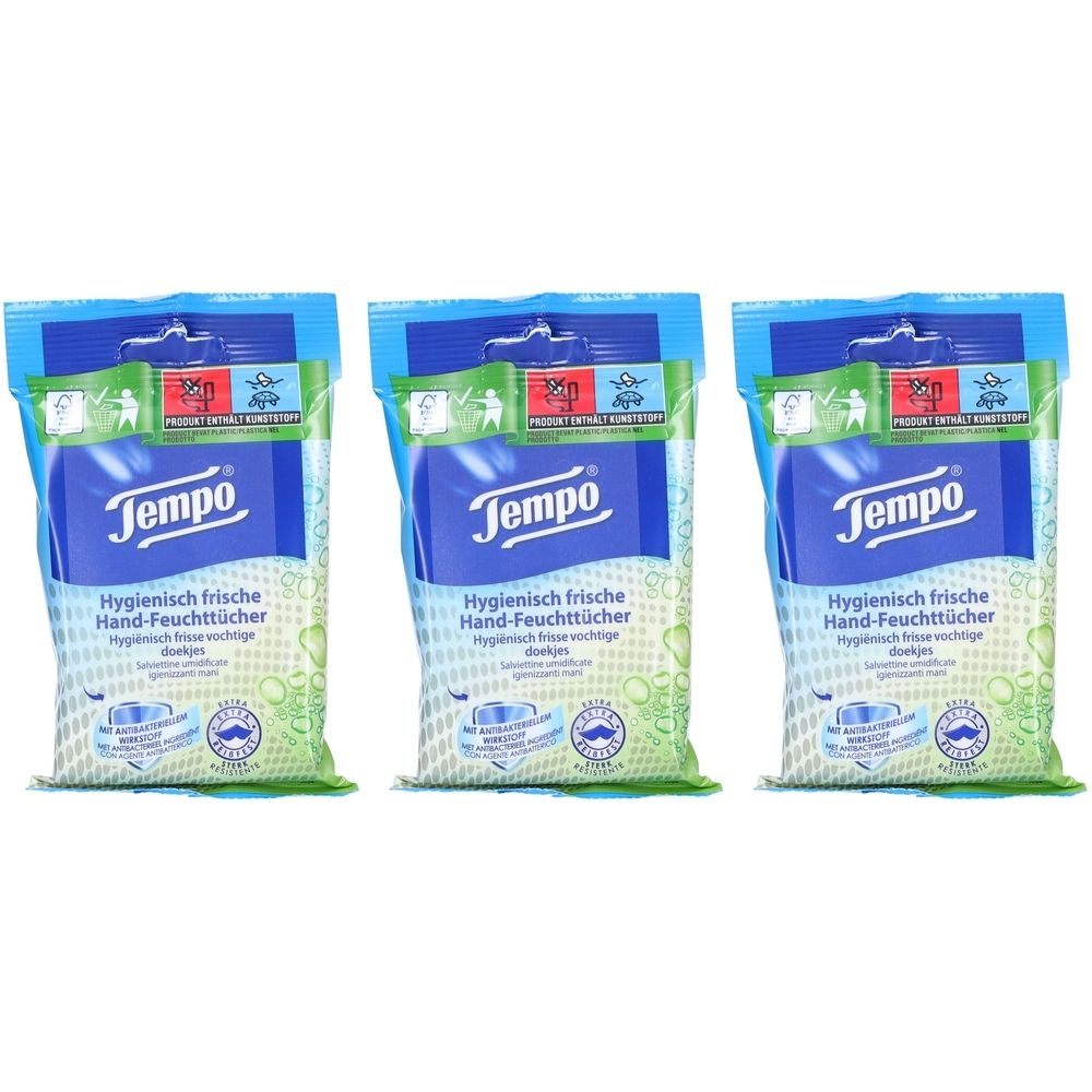 Trois paquets de lingettes Tempo. Emballage bleu avec logo et nom du produit. Lingettes fraîches et hygiéniques.