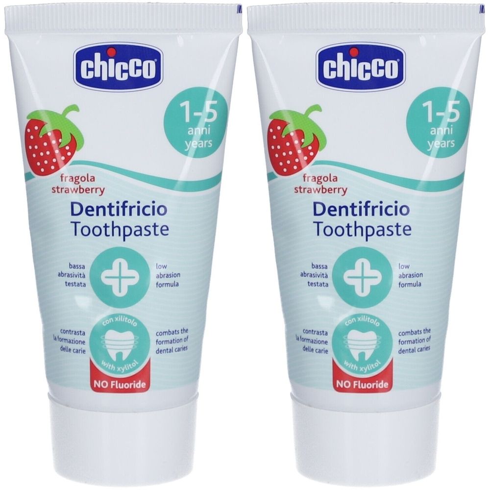 Zwei Tuben Kinderzahnpasta. Aufschrift: Chicco, Erdbeere, 1-5 Jahre. Enthält Xylit, ohne Fluorid.