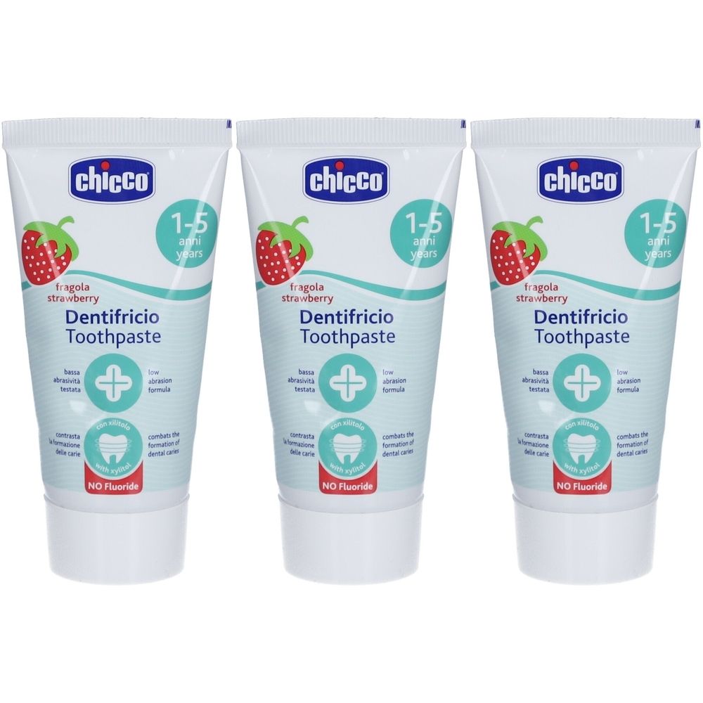 Drei Tuben Kinderzahnpasta. Auf jeder Tube ist das Logo von Chicco, eine Erdbeere und die Aufschrift "Dentifricio Toothpaste" zu sehen.