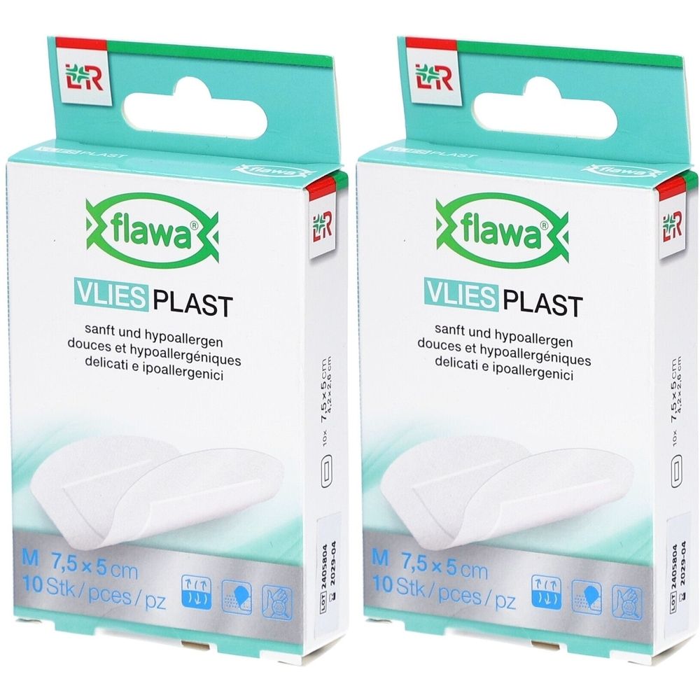 Zwei Kartons mit Pflastern. Aufschrift: flawa VLIES PLAST, 7,5x5 cm, 10 Stück. Weißes Pflaster auf der Verpackung abgebildet.