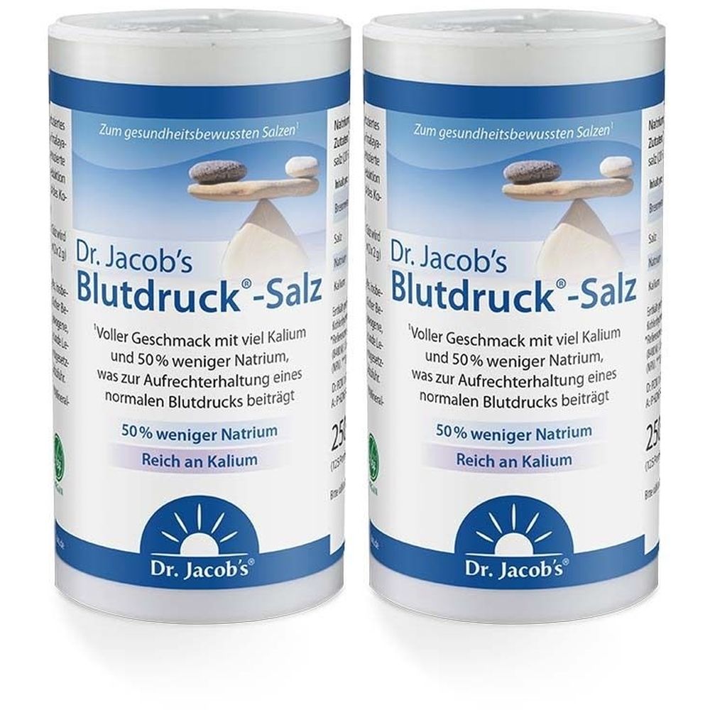 Zwei weiße Dosen mit blauem Deckel. Aufschrift: Dr. Jacob's Blutdruck-Salz. Text: 50% weniger Natrium, reich an Kalium. Logo: Dr. Jacob's.