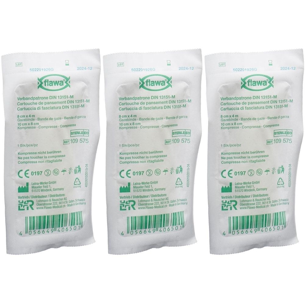 Trois compresses stériles emballées individuellement. Inscriptions avec nom du produit, dimensions et certifications. Marque : flawa.