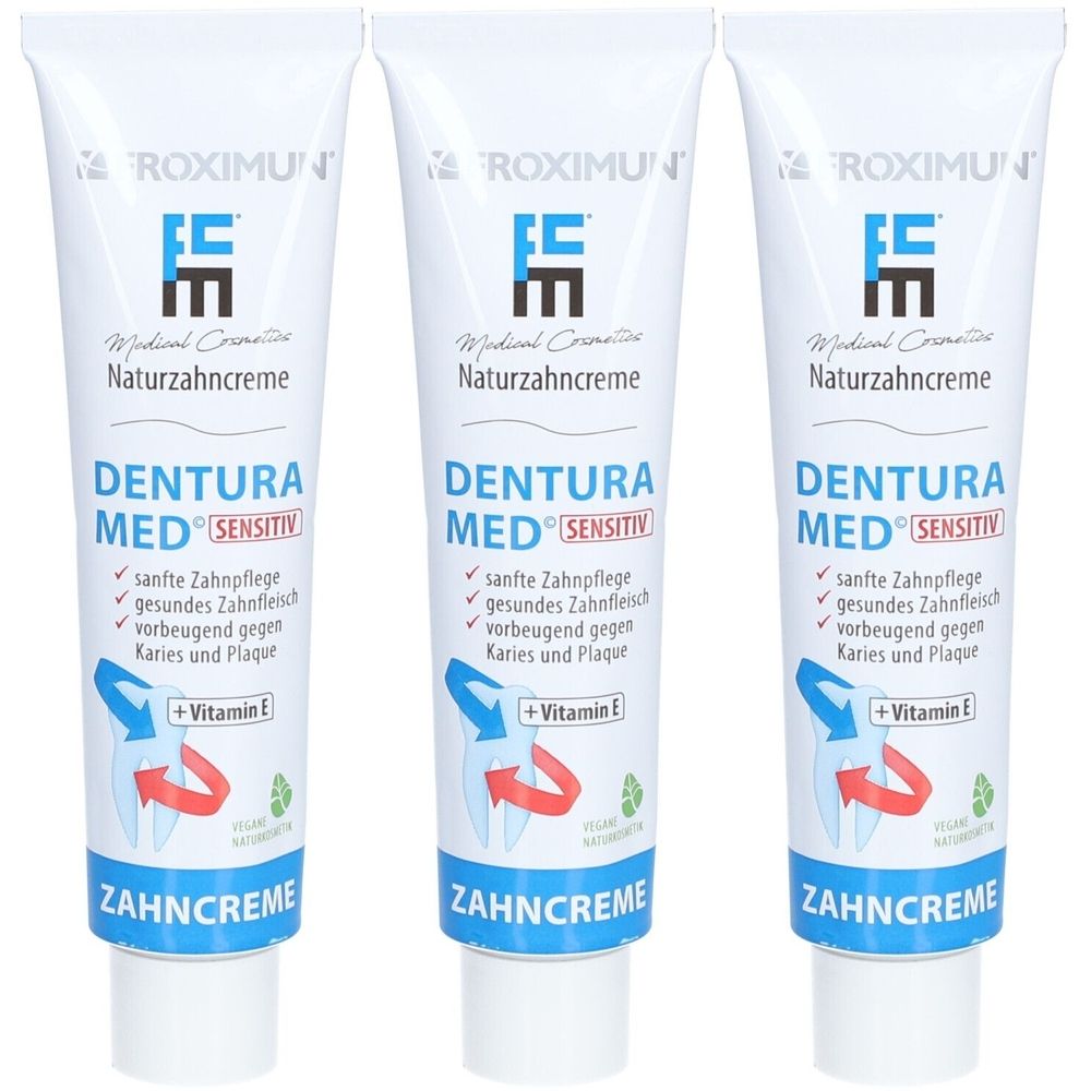 Trois tubes de dentifrice. Blanc, avec texte bleu et rouge. Inscription: DENTURA MED SENSITIV, Naturzahncreme. Contient de la vitamine E.