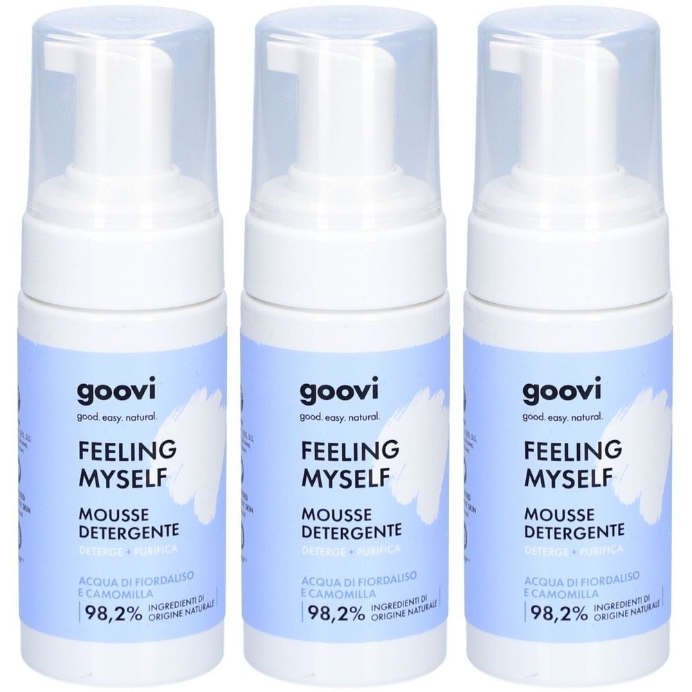 Drei weiße Flaschen mit Sprühkopf. Aufschrift: goovi, FEELING MYSELF, MOUSSE DETERGENTE. Blaue Etiketten mit Text und Wolkenmuster.