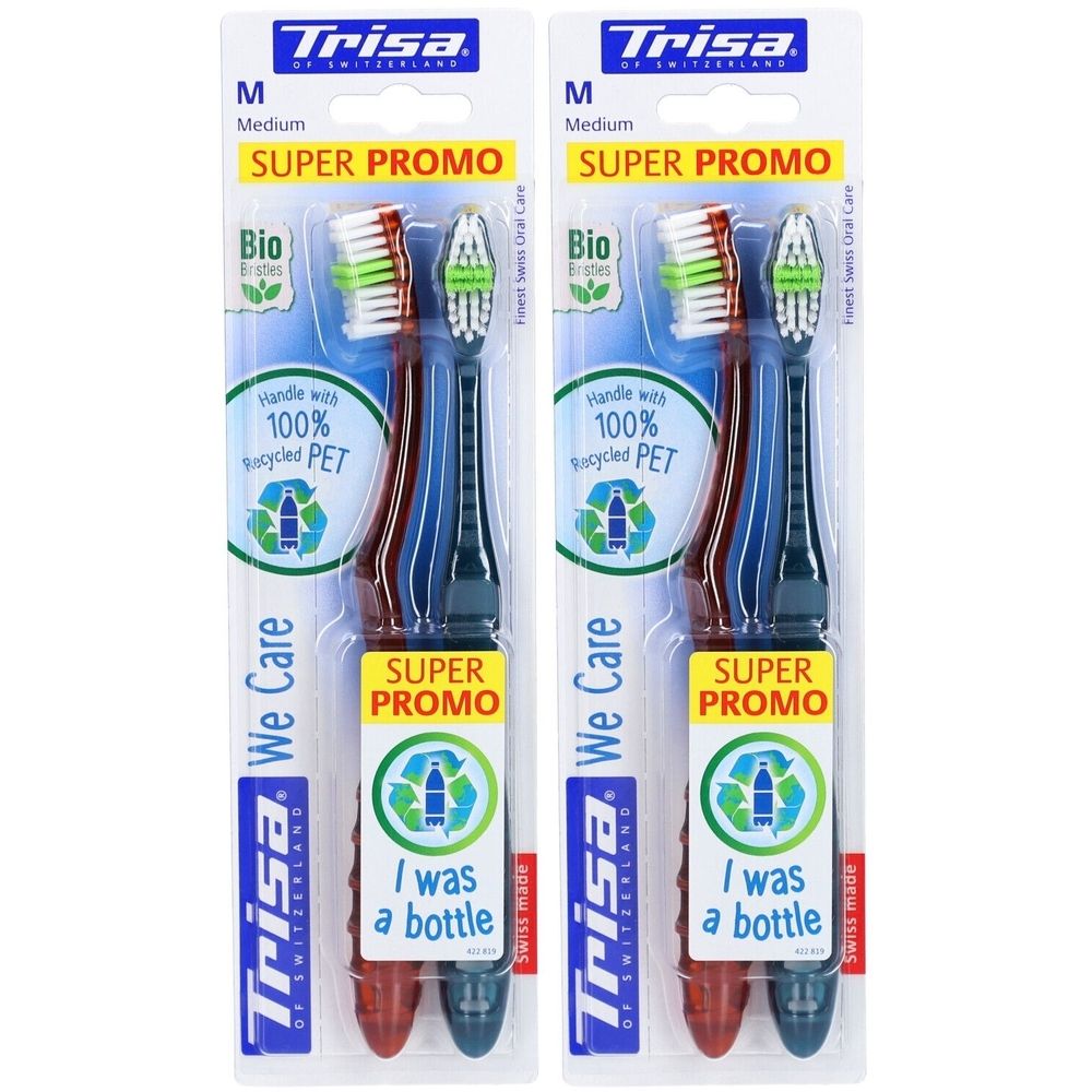 Zwei Zahnbürsten in Verpackung. Blaue und rote Griffe, weiße Borsten. Aufschrift: Trisa We Care, Medium, Super Promo, Bio.