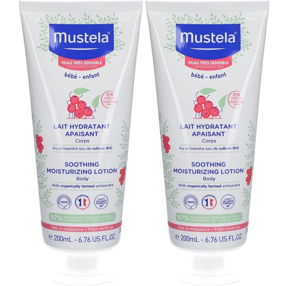 Zwei Tuben Mustela Baby Feuchtigkeitsmilch. Weiße Tuben mit blauer und grüner Beschriftung. Text: Lait Hydratant Apaisant.