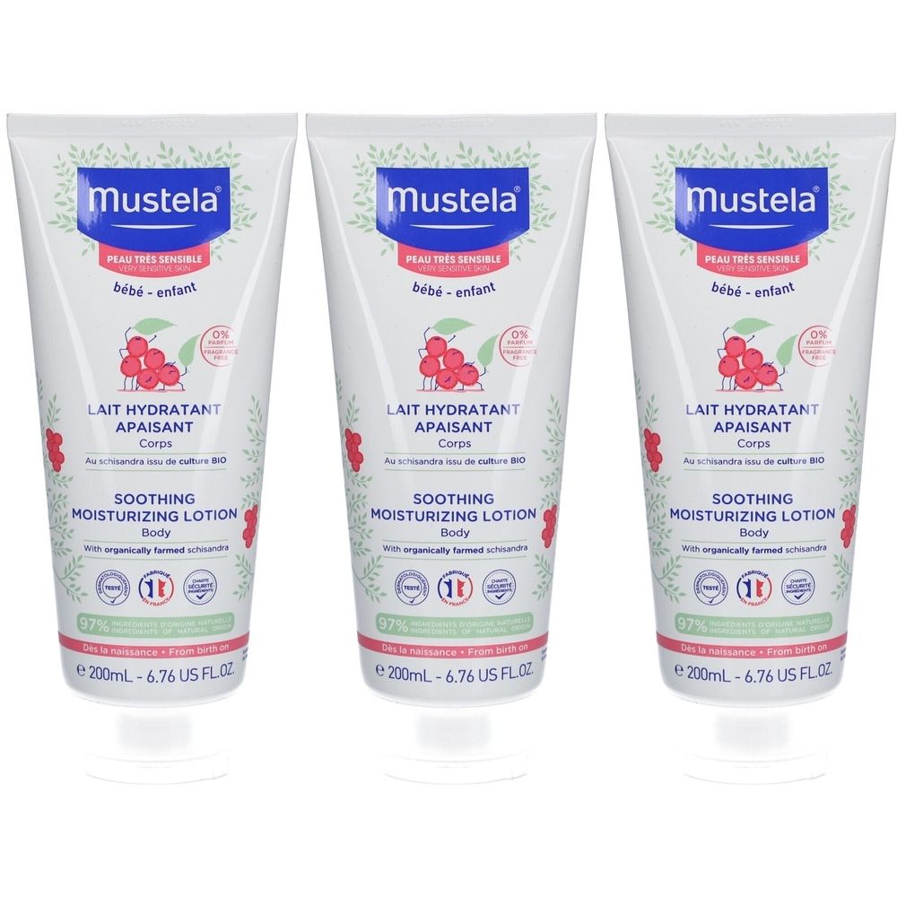 Drei Tuben Mustela-Feuchtigkeitslotion für Babyhaut. Weiße Tuben mit blauer und rosa Beschriftung. Text: Lait Hydratant Apaisant.