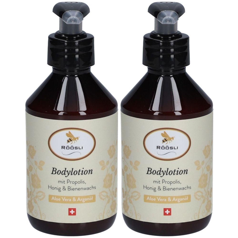 Zwei braune Flaschen mit schwarzem Pumpverschluss. Auf den Etiketten steht "Bodylotion" und "Röösli". Schweizer Kreuz.