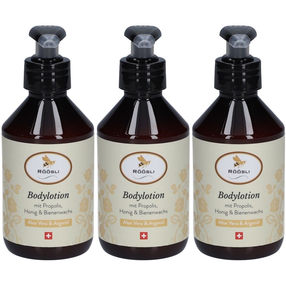 Drei braune Flaschen mit Dosierpumpe. Auf den Etiketten steht "Bodylotion" und "Röösli". Schweizer Kreuz.