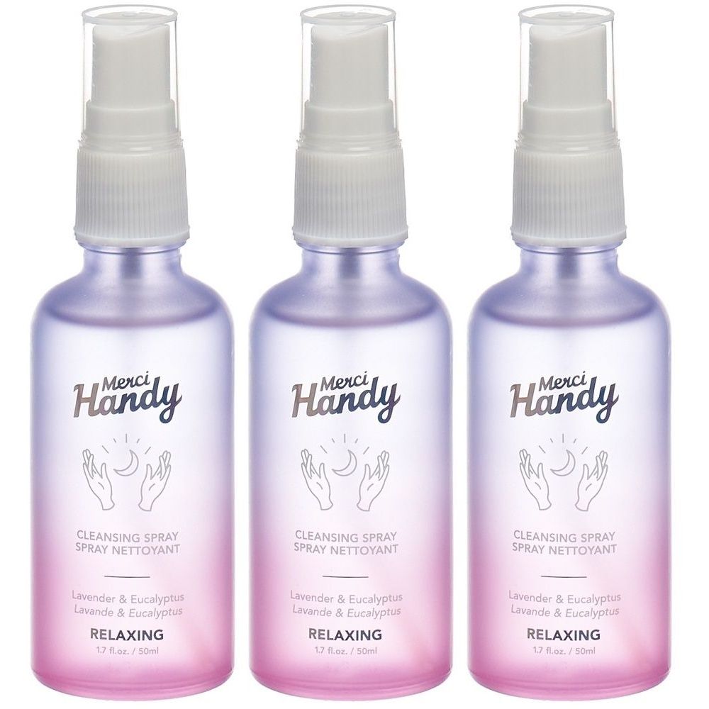 Trois flacons de spray nettoyant avec vaporisateur. Inscription : Merci Handy, Cleansing Spray, Lavande & Eucalyptus, Relaxing.