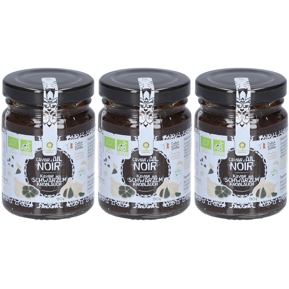 Trois pots de caviar d'ail noir. Couvercles noirs, étiquettes avec texte et illustrations. Certification biologique.