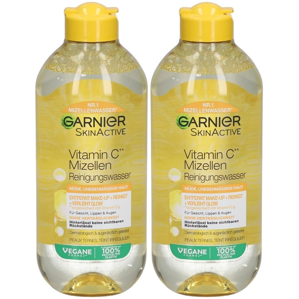 Deux flacons de Garnier SkinActive eau micellaire à la vitamine C. Liquide jaune dans des bouteilles transparentes avec des bouchons jaunes. Vegan.