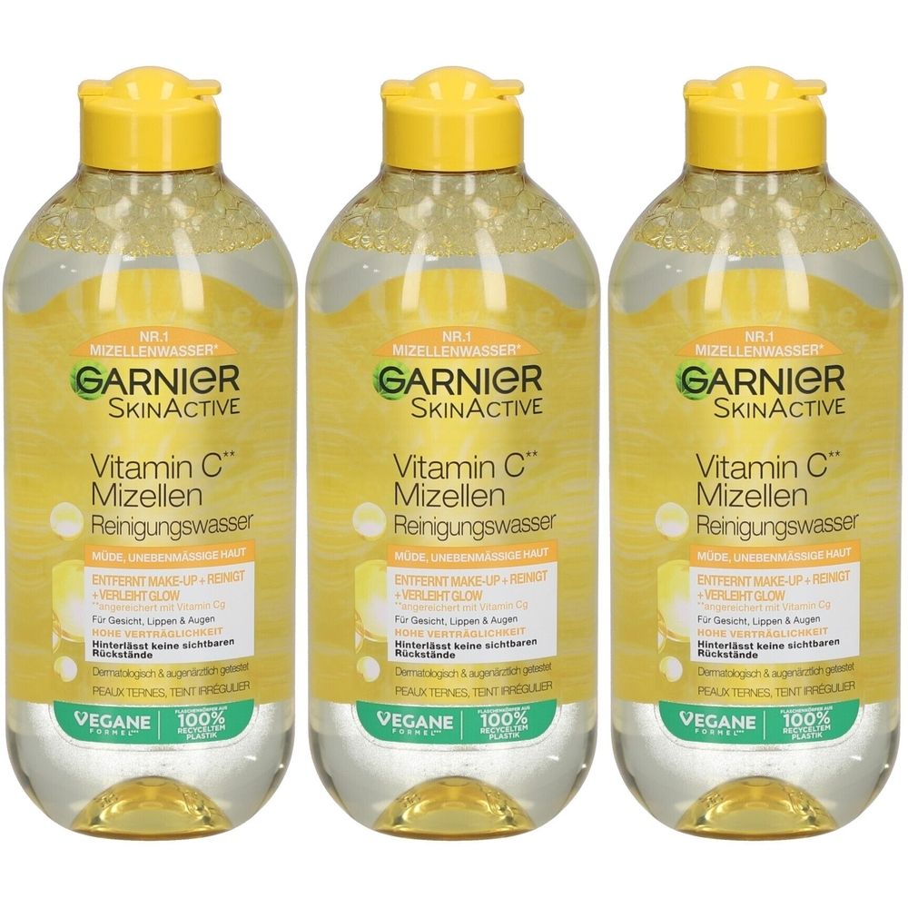 Trois flacons de Garnier SkinActive eau micellaire à la vitamine C. Liquide jaune, bouchon jaune, étiquettes vertes et jaunes.