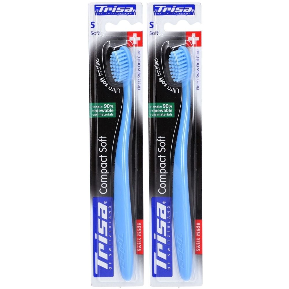 Deux brosses à dents bleues emballées. Inscription: Trisa Compact Soft, Swiss made, S Soft, ultra soft bristles.
