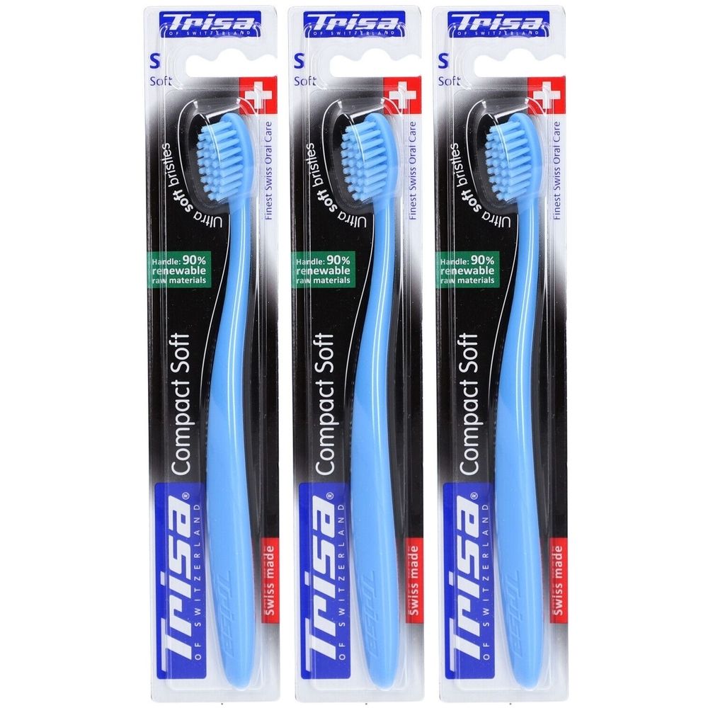 Trois brosses à dents TRISA Compact Soft bleues, emballées. Soies douces, qualité suisse. Manches en matériaux renouvelables.