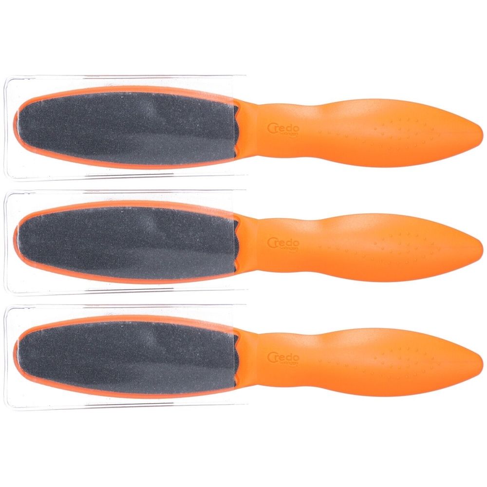 Drei Fußfeilen mit orangefarbenen Griffen und dunklen Reibeflächen. Die Marke Credo ist auf den Griffen sichtbar.