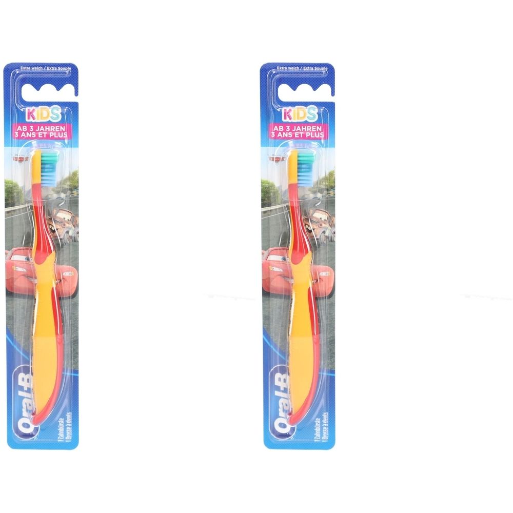 Deux brosses à dents pour enfants. Manche rouge et jaune, tête de brosse bleue. Emballage avec inscription "KIDS" et "Oral-B".