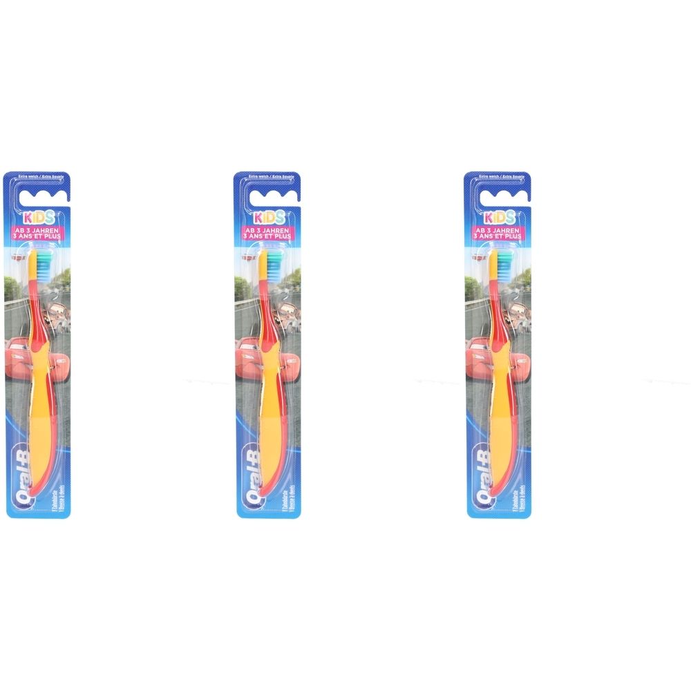 Trois brosses à dents pour enfants emballées. Manche jaune-rouge, tête bleue. Marque Oral-B Kids. Dès 3 ans.