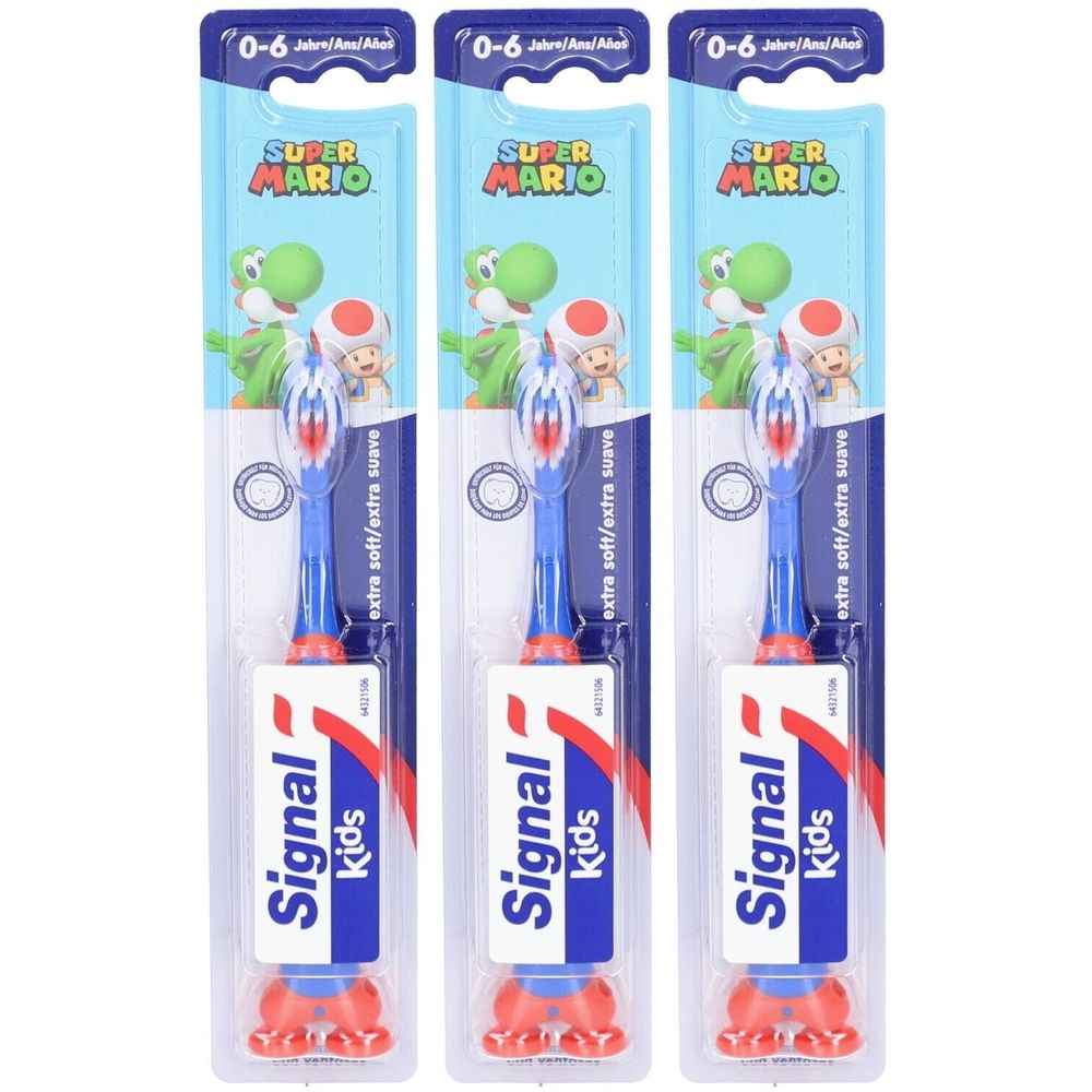 Drei Zahnbürsten für Kinder. Blaue Griffe, rote Borsten. Verpackung mit Super Mario-Motiv und Signal Kids-Logo. Altersempfehlung: 0-6 Jahre.