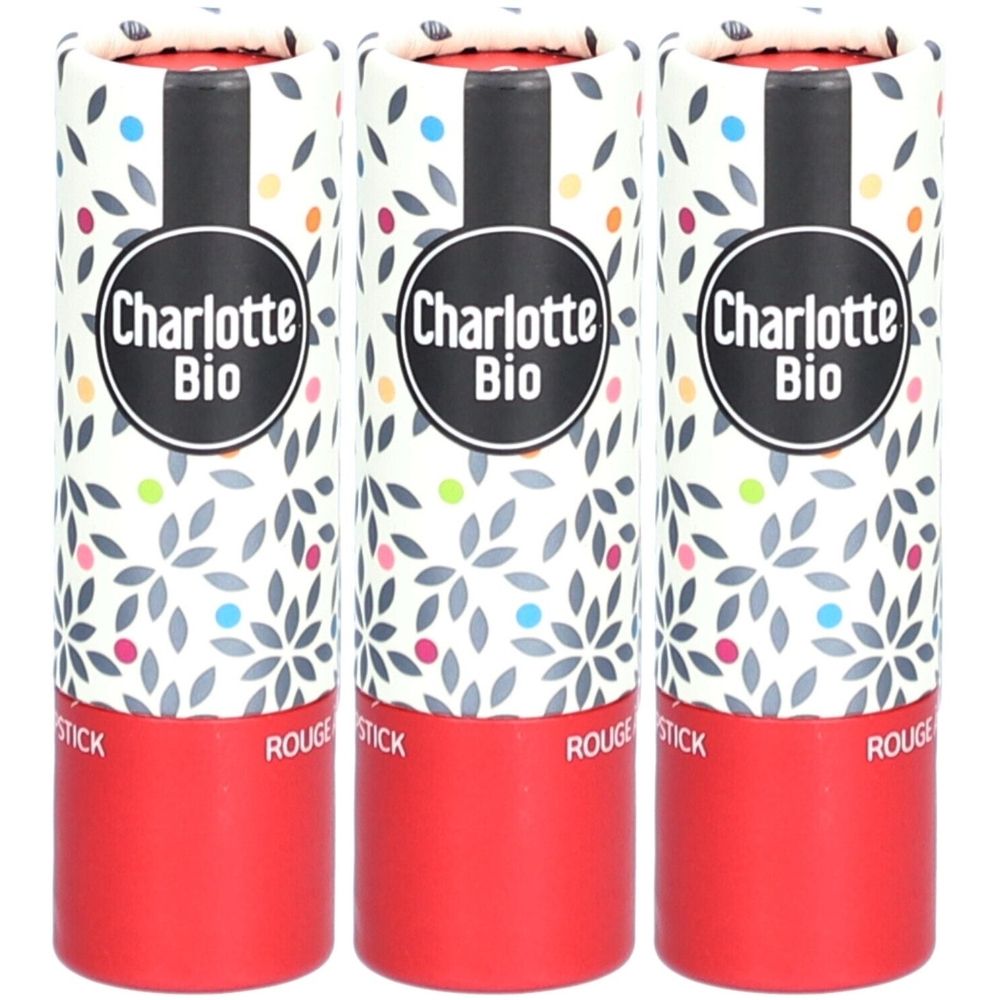 Drei Lippenstifte in zylindrischen Verpackungen. Aufschrift Charlotte Bio. Verpackung mit floralem Muster und rotem Boden.