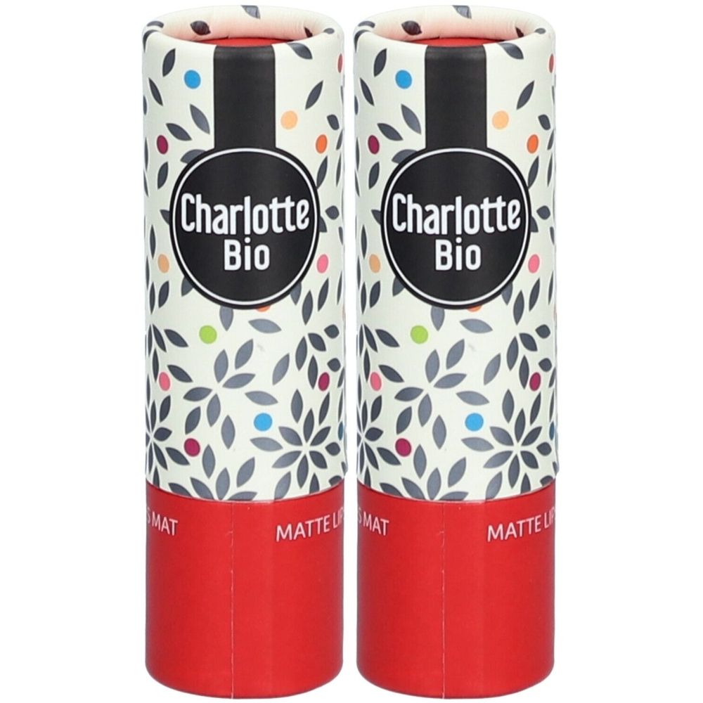 Zwei Lippenstifte in zylindrischen Verpackungen. Aufschrift Charlotte Bio. Rote Unterseite, floraler Hintergrund.