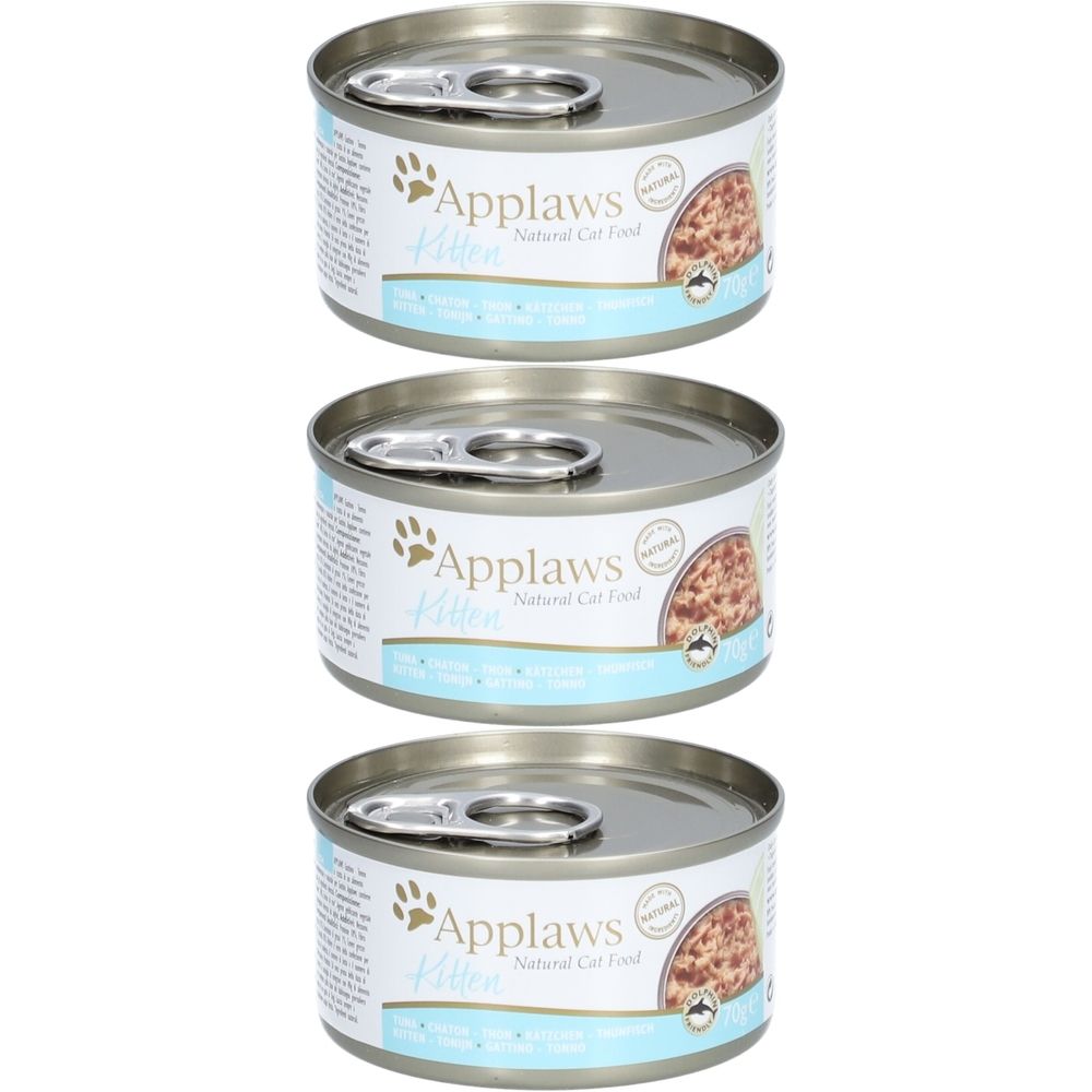 Trois boîtes de nourriture pour chats. Boîtes métalliques avec couvercles et languettes d'ouverture. Étiquette avec logo et informations.