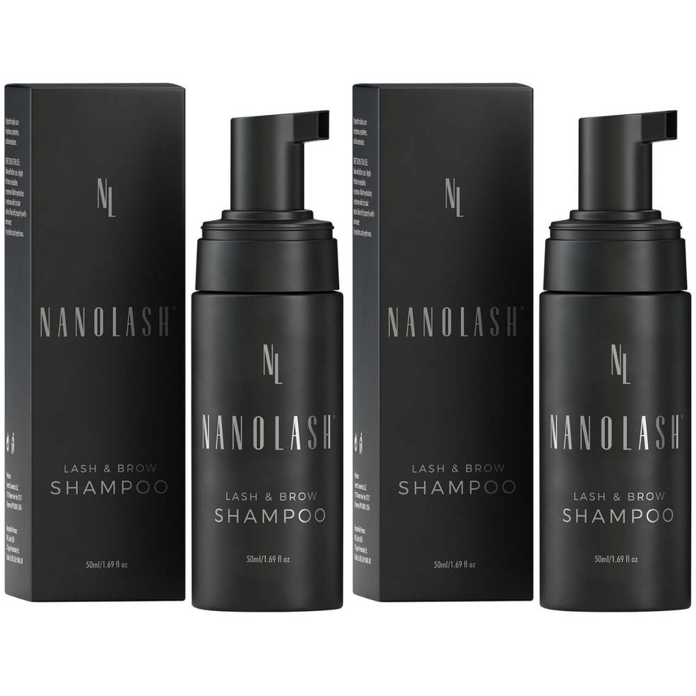 Zwei schwarze Flaschen mit Pumpaufsatz und Kartons. Aufschrift: Nanolash Lash & Brow Shampoo.