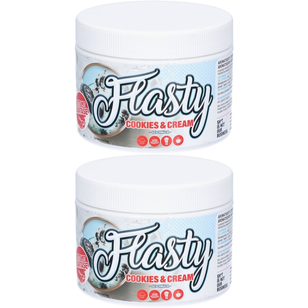 Zwei weiße Behälter mit Deckel. Aufschrift Flasty Cookies & Cream. Auf dem Etikett sind Kekse und Sahne abgebildet.