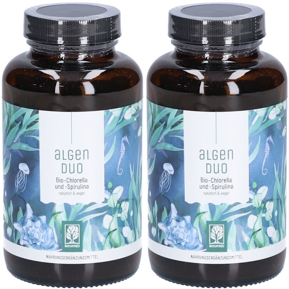 Zwei braune Glasflaschen mit schwarzen Deckeln. Auf den Etiketten steht "ALGEN DUO Bio-Chlorella und-Spirulina".