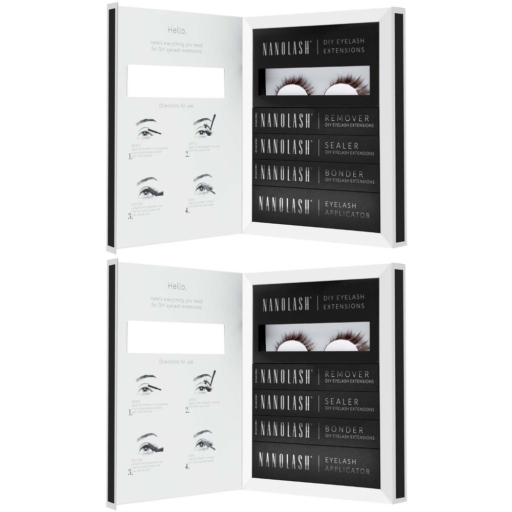 Offene Verpackung mit Wimpernverlängerungen und Zubehör. Enthält Wimpern, Entferner, Versiegler, Kleber und Applikator. Anleitung.