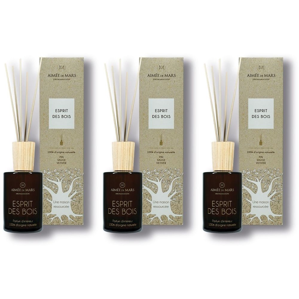 Trois diffuseurs de parfum avec emballage. Flacons en verre foncé avec bouchon en bois et bâtonnets. Boîte avec inscription ESPRIT DES BOIS.