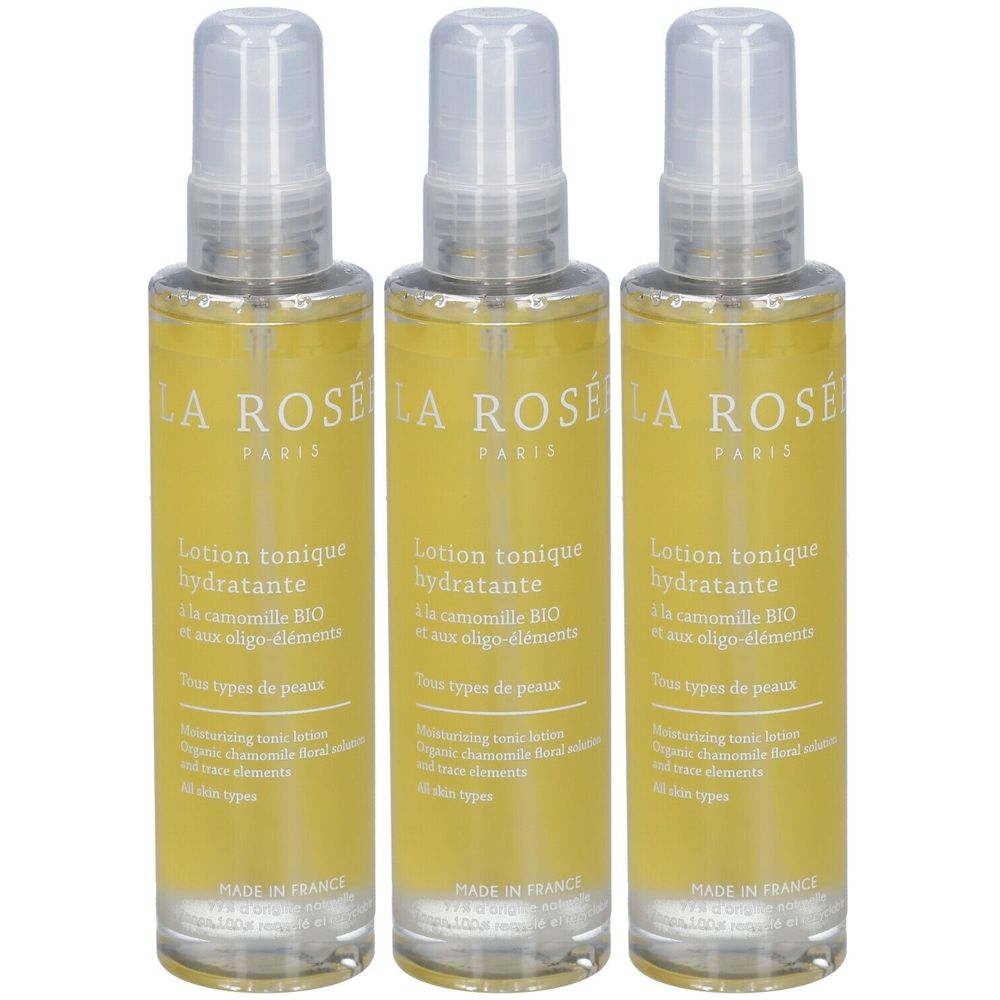 Drei Flaschen LA ROSÉE Gesichtswasser. Gelbe Etiketten mit weißer Schrift. Sprühkopf. Text: Lotion tonique hydratante, à la camomille BIO.