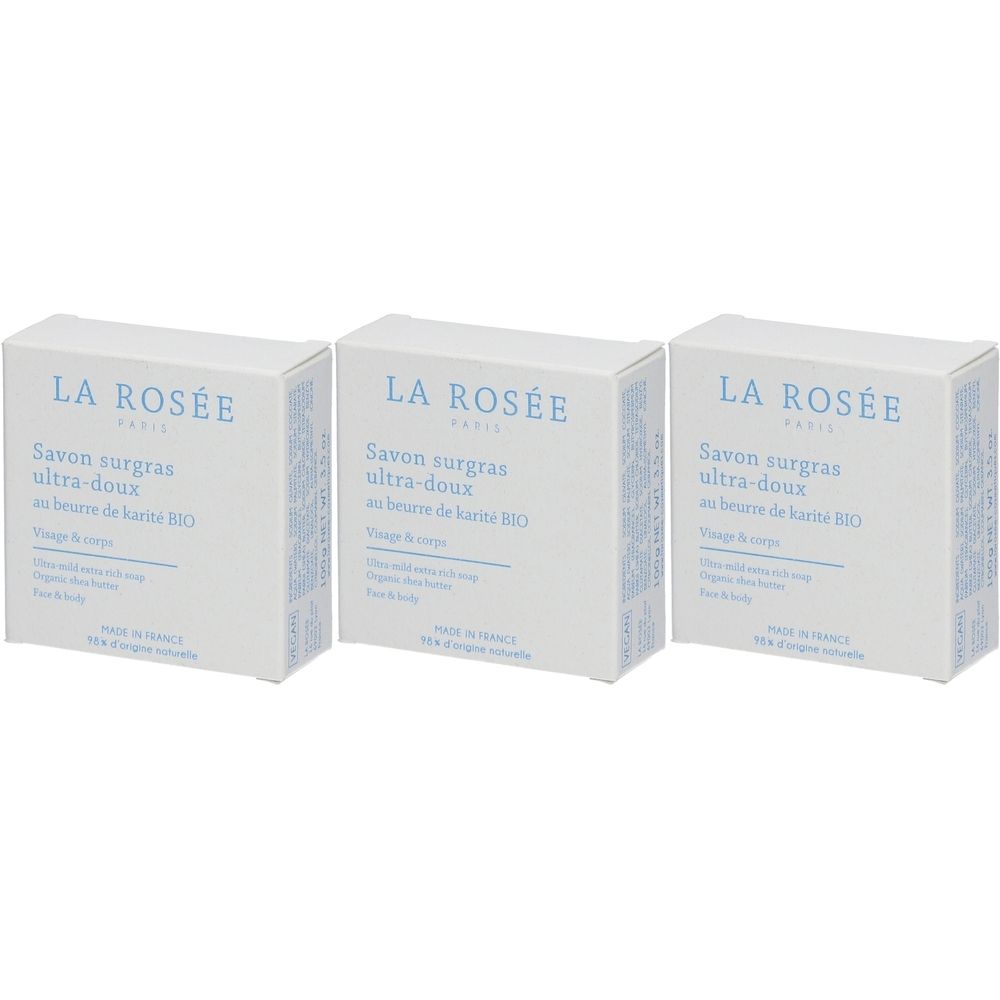 Drei weiße Kartons mit blauer Schrift. Aufschrift: LA ROSÉE, Savon surgras ultra-doux. Für Gesicht & Körper. Hergestellt in Frankreich.