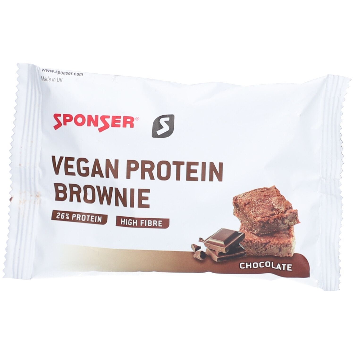 Verpackung eines SPONSER Vegan Protein Brownie. Weiß, mit Logo und Produktbezeichnung. Abgebildet sind Brownie-Stücke und Schokolade.
