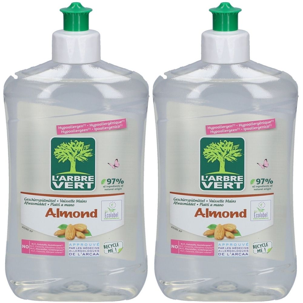 Deux bouteilles de L'ARBRE VERT liquide vaisselle Amande. Bouteilles transparentes avec bouchon vert. Inscription : Almond, 97% d'origine naturelle.