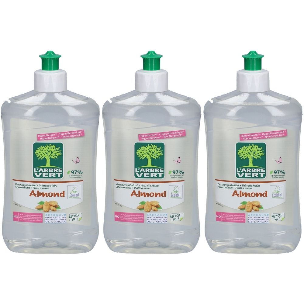 Trois bouteilles de liquide vaisselle L'ARBRE VERT Almond. Bouteilles transparentes avec bouchon vert et étiquette avec logo et nom du produit.
