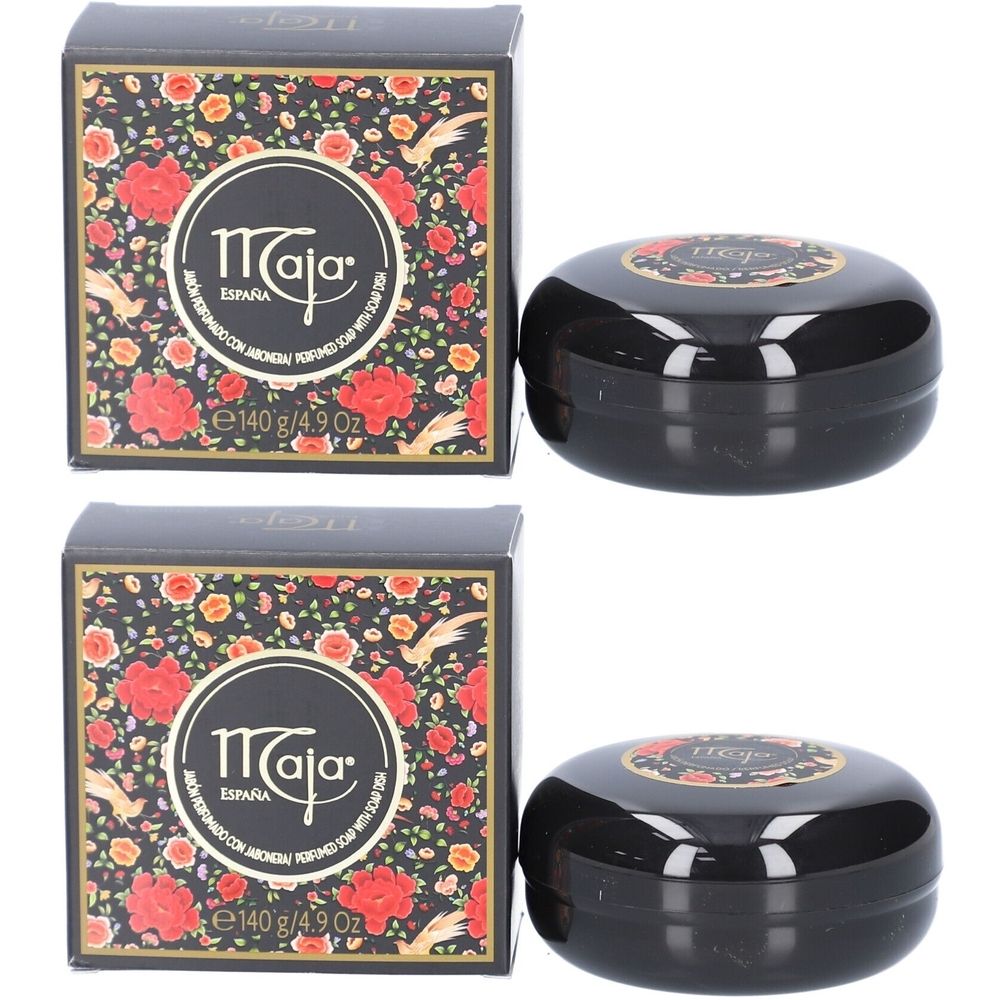 Zwei schwarze Seifendosen mit Deckel und zwei quadratische Schachteln. Auf den Schachteln und Deckeln ist das Logo Maja und Blumenmuster.