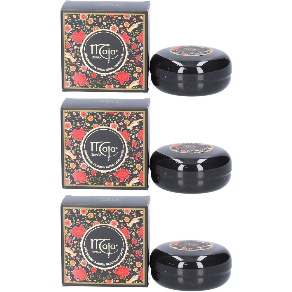 Drei schwarze Seifendosen und Schachteln. Auf den Schachteln steht "Maja" mit floralem Muster. Auf den Dosen ist ebenfalls "Maja" zu sehen.
