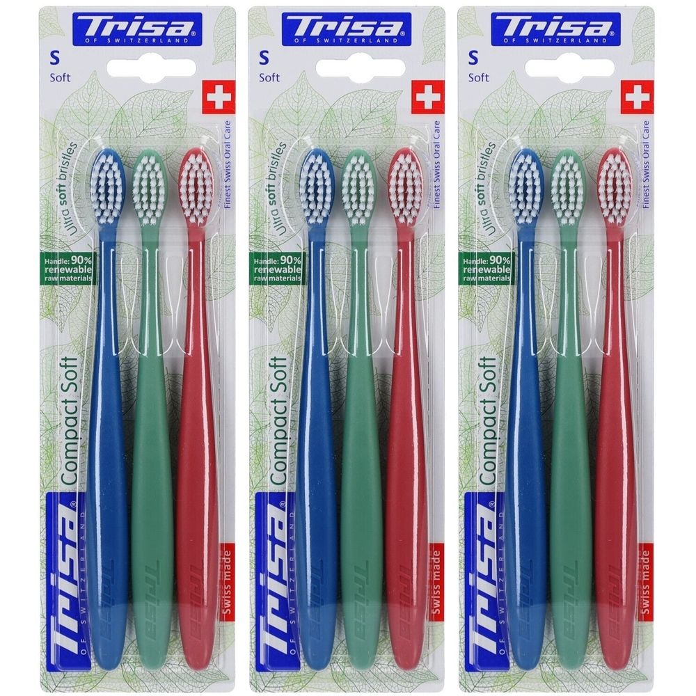 Trois paquets de brosses à dents. Chaque paquet contient trois brosses à dents bleues, vertes et rouges. Marque : Trisa Compact Soft. "Swiss made".